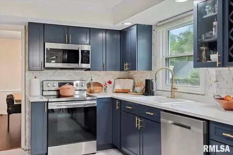 Kitchen - 2106 Briarcliff Dr, Springfield, IL 62704 photo 2 of 3
