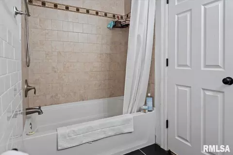 Bath - 2106 Briarcliff Dr, Springfield, IL 62704 photo 3 of 4