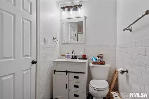 Bath - 2106 Briarcliff Dr, Springfield, IL 62704 photo 2 of 4