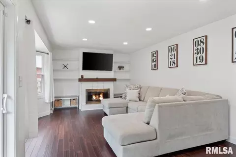 Living - 2106 Briarcliff Dr, Springfield, IL 62704 photo 4 of 5