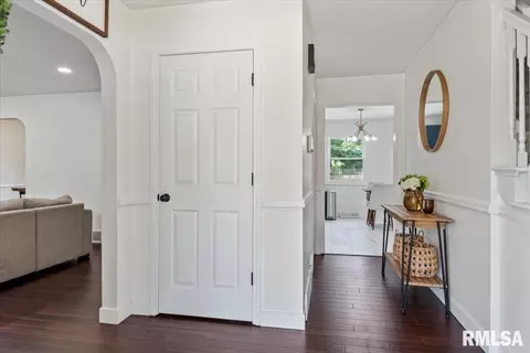 Entry Way - 2106 Briarcliff Dr, Springfield, IL 62704 photo 1 of 4