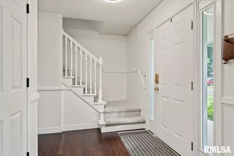 Entry Way - 2106 Briarcliff Dr, Springfield, IL 62704 photo 2 of 4