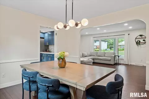 Dining - 2106 Briarcliff Dr, Springfield, IL 62704 photo 2 of 6