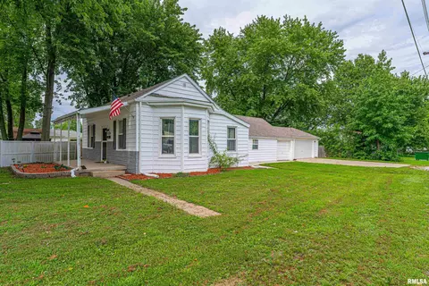 206 N Henderson St, Virden, IL 62690