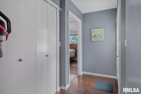 Entry Way - 308 S Adelia St, Springfield, IL 62704 photo 4 of 4