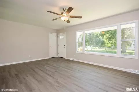 452 E Illini St, Virginia, IL 62691 photo 2