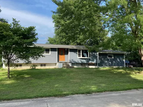 3708 Mary Elizabeth Dr, Taylorville, IL 62568