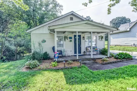 1125 N 3rd St, Riverton, IL 62561