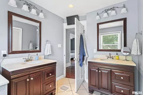 Bath - 1701 S Douglas Ave, Springfield, IL 62704 photo 2 of 3