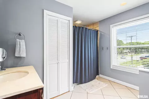 Bath - 1701 S Douglas Ave, Springfield, IL 62704 photo 3 of 3