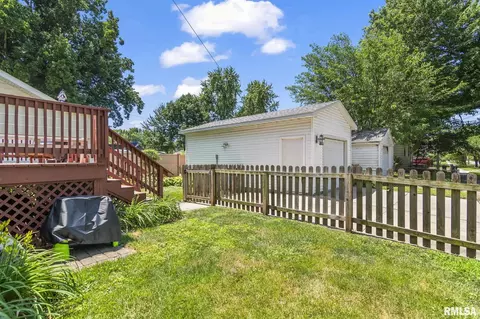 Exterior - 1701 S Douglas Ave, Springfield, IL 62704 photo 4 of 7