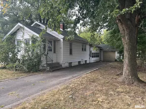 1029 W Rich St, Taylorville, IL 62568
