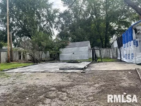 Exterior - 2104 E Whitmer St, Decatur, IL 62521 photo 1 of 1