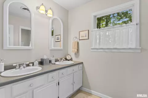 Bath - 3140 E Lake Shore Dr, Springfield, IL 62712 photo 3 of 3