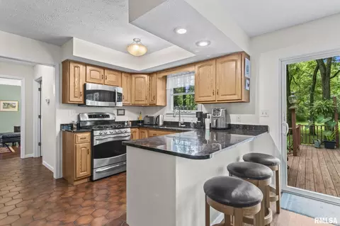 Kitchen - 3140 E Lake Shore Dr, Springfield, IL 62712 photo 2 of 5