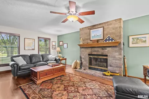 Living - 3140 E Lake Shore Dr, Springfield, IL 62712 photo 2 of 4
