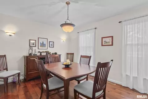 Dining - 3140 E Lake Shore Dr, Springfield, IL 62712 photo 2 of 3