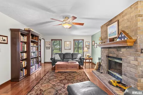 Living - 3140 E Lake Shore Dr, Springfield, IL 62712 photo 4 of 4