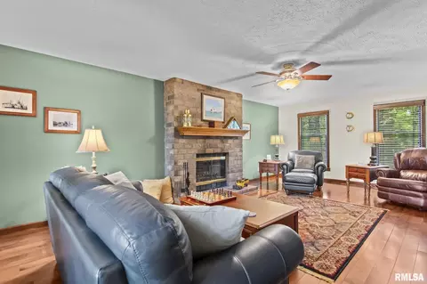 Living - 3140 E Lake Shore Dr, Springfield, IL 62712 photo 3 of 4