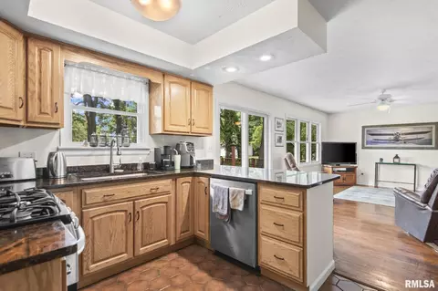 Kitchen - 3140 E Lake Shore Dr, Springfield, IL 62712 photo 4 of 5