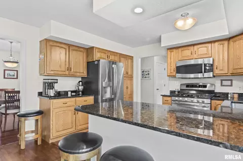 Kitchen - 3140 E Lake Shore Dr, Springfield, IL 62712 photo 3 of 5
