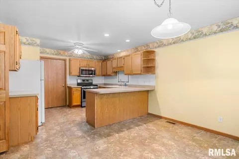 2924 Lakeshire Dr, Springfield, IL 62707 photo 6
