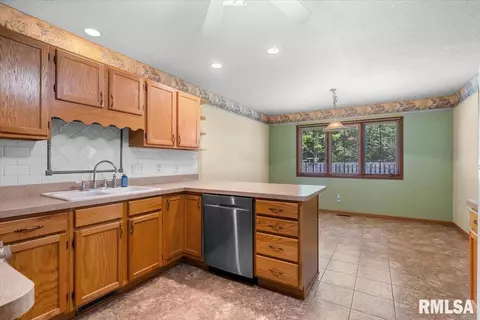 2924 Lakeshire Dr, Springfield, IL 62707 photo 10