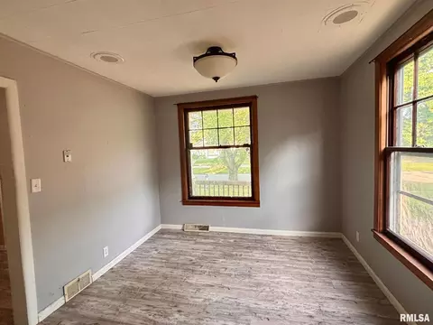 Living - 2146 Yale Blvd, Springfield, IL 62703 photo 2 of 3