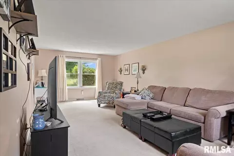 2424 Manchester Dr, Springfield, IL 62707 photo 5