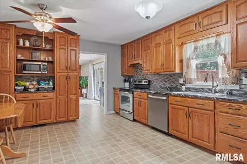 2424 Manchester Dr, Springfield, IL 62707 photo 10