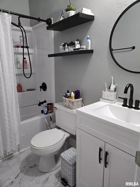 Bath - 3009 Terra Ct, Springfield, IL 62707 photo 2 of 3
