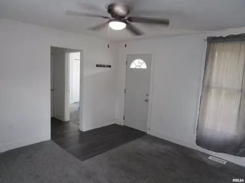 Entry Way - 1617 N Peoria Rd, Springfield, IL 62702 photo 2 of 8