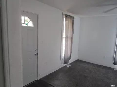 Entry Way - 1617 N Peoria Rd, Springfield, IL 62702 photo 1 of 8