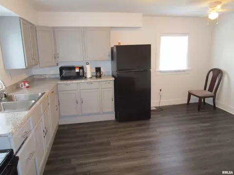 Kitchen - 1617 N Peoria Rd, Springfield, IL 62702 photo 2 of 2