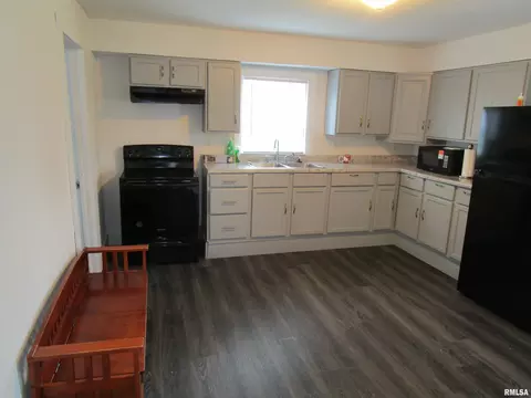 Kitchen - 1617 N Peoria Rd, Springfield, IL 62702 photo 1 of 2
