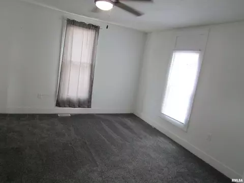 Bedroom - 1617 N Peoria Rd, Springfield, IL 62702 photo 5 of 19