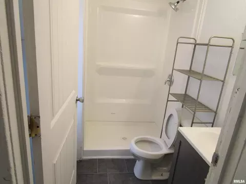 Bath - 1617 N Peoria Rd, Springfield, IL 62702 photo 9 of 9
