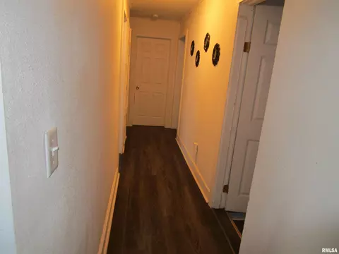 Entry Way - 1617 N Peoria Rd, Springfield, IL 62702 photo 5 of 8