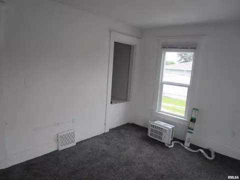 Bedroom - 1617 N Peoria Rd, Springfield, IL 62702 photo 8 of 19