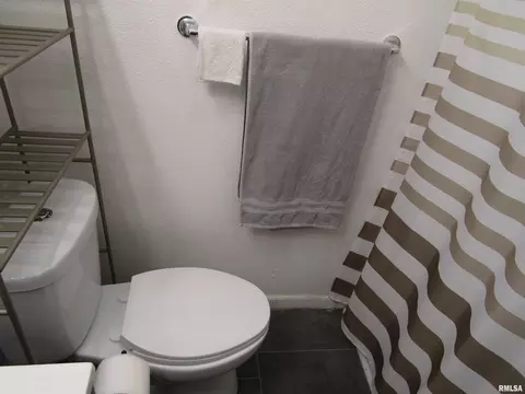 Bath - 1617 N Peoria Rd, Springfield, IL 62702 photo 6 of 9