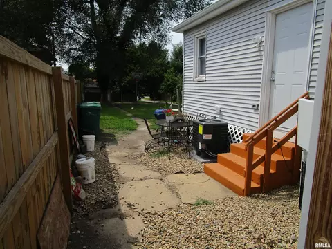 Exterior - 1617 N Peoria Rd, Springfield, IL 62702 photo 6 of 7