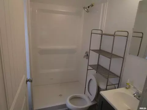 Bath - 1617 N Peoria Rd, Springfield, IL 62702 photo 7 of 9