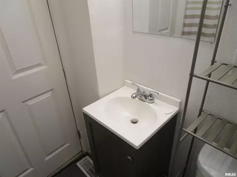 Bath - 1617 N Peoria Rd, Springfield, IL 62702 photo 5 of 9