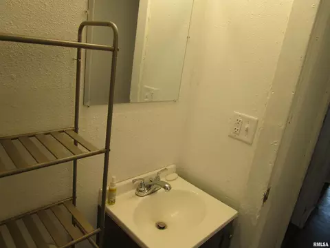 Bath - 1617 N Peoria Rd, Springfield, IL 62702 photo 8 of 9