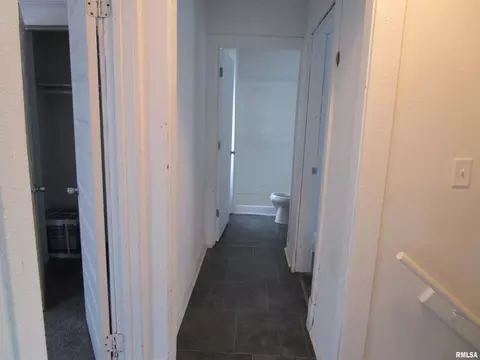 Entry Way - 1617 N Peoria Rd, Springfield, IL 62702 photo 3 of 8