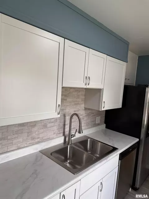 Kitchen - 2333 S 8th St, Springfield, IL 62703 photo 3 of 3