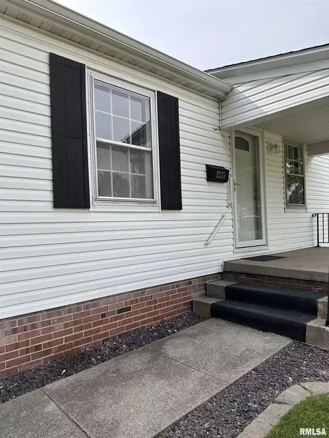 Exterior - 2333 S 8th St, Springfield, IL 62703 photo 2 of 4
