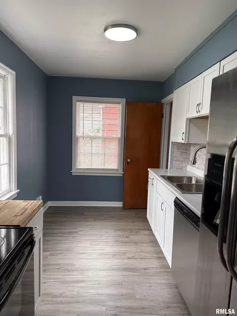 Kitchen - 2333 S 8th St, Springfield, IL 62703 photo 2 of 3