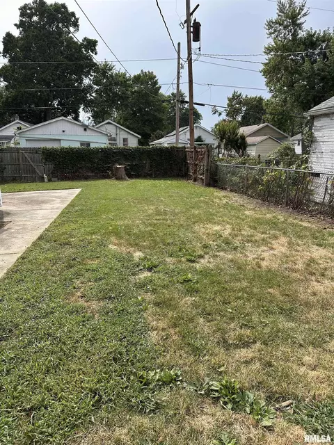 Exterior - 2333 S 8th St, Springfield, IL 62703 photo 3 of 4