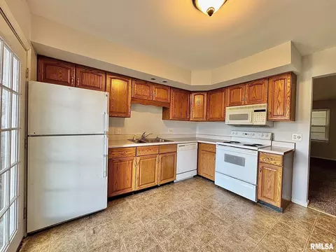 Kitchen - 24012403 Lynnhaven Rd, Springfield, IL 62704 photo 2 of 2